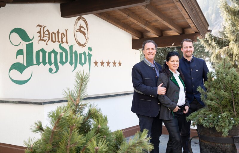 Gastgeberfamilie Pfurtscheller vor ihrem Spa Hotel Jagdhof – Bild: Blickfang Photography /​ ServusTV /​ Julia Tuertscher /​ BLICKFANG photographie
