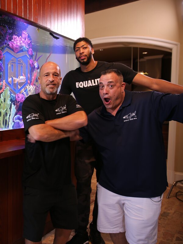 The Guys and Anthony hang out by the tank. – Bild: Animal Planet /​ Photobank 35349_ep715_022.JPG /​ Discovery Communications