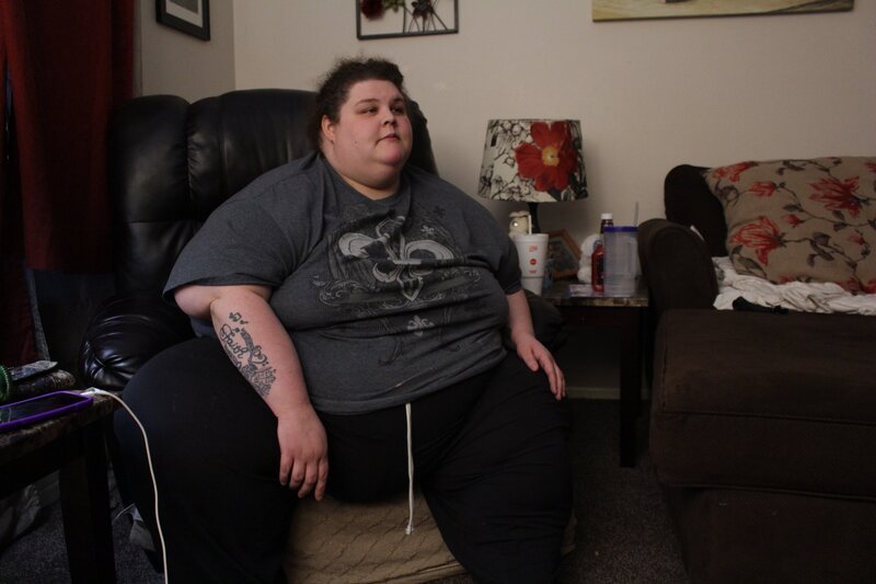 Sarah sits on her chair at home. – Bild: Discovery Communications