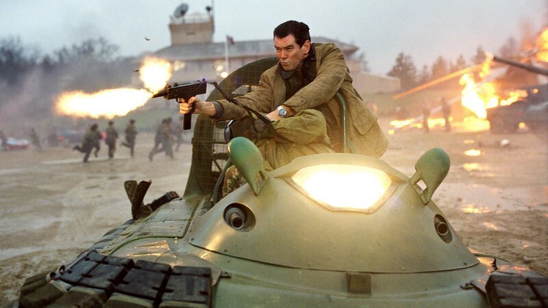James Bond (PIERCE BROSNAN) fights the enemy from atop a speeding Hovercraft in MGM Pictures and Eon Productions’ DIE ANOTHER DAY. – Bild: RTL II