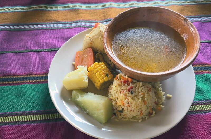 Für den Festtagseintopf Caldo de gallina werden Hühnerfleisch, Chayote und Gemüse zusammen gekocht. Nachdem die Suppe eineinhalb Stunden geköchelt hat, wird sie mit Reis serviert. – Bild: Elephant Doc