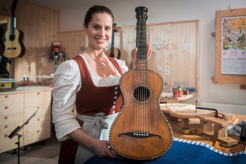 Conny Bürgler mit der „Mohr-Gitarre“. Ursprünglich gehörte diese Joseph Mohr und laut Berichten soll auf dieser Gitarre das Stille Nacht Lied zum ersten Mal gesungen worden sein. – Bild: ServusTV /​ Georg Kukuvec