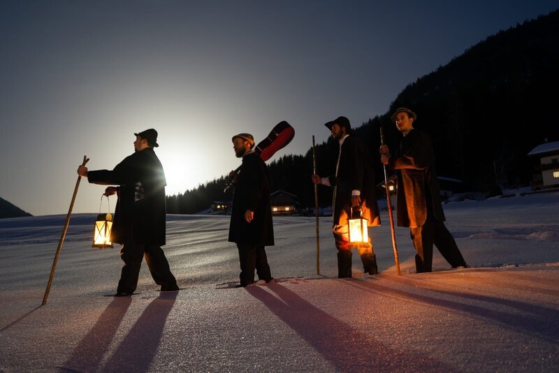 D`Stommtischsänger sind als Anklöpfler bei Mondschein in verschneiter Winterlandschaft unterwegs. – Bild: ServusTV / Degn Film / D’Stommt / Barbara Meikl D`Stommtischsänger sind als Anklöpfler bei Mondschein in verschneiter Winterlandschaft unterwegs. – Bild: ServusTV / Degn Film / D’Stommt / Barbara Meikl