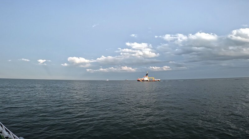 Intensive Suche mit drei Seenotrettungskreuzern, zahlreichen Behördenschiffen, Schleppern, Fischkuttern und einem Frachter nach vermisstem Schlauchbootfahrer. – Bild: NDR/​ Kinescope Film