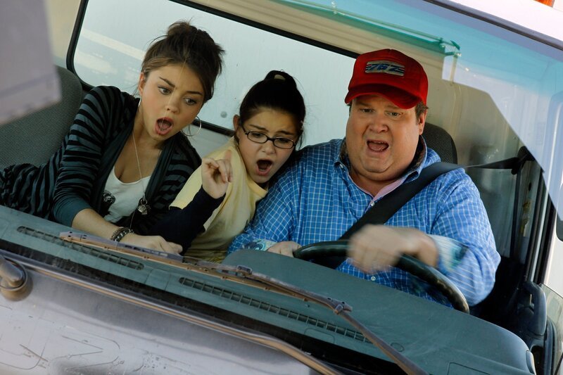 L-R: Haley Dunphy (Sarah Hyland), Alex Dunphy (Ariel Winter), Cameron Tucker (Eric Stonestreet) – Bild: Hopper Stone