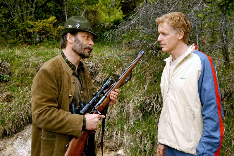 (v.li.): Alexander Strobele (Förster Alois Steiger), Albert Fortell (Felix Hofstätter). – Bild: ORF 2