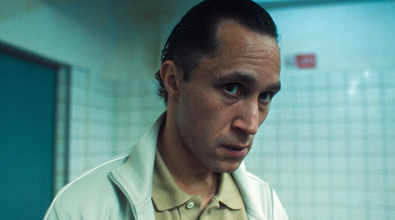 Champagner Charlie (Ludwig Trepte) steht kurz unter Schock. – Bild: ARD Degeto Film/​Pantaleon Films GmbH/​Repro