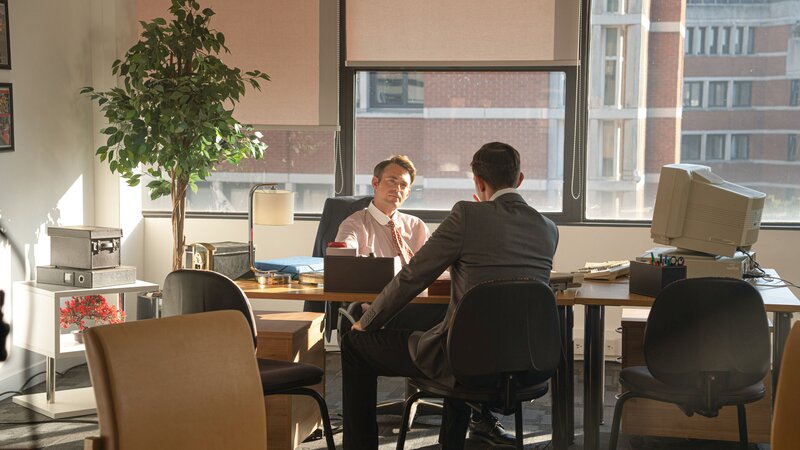 Der Mann sitzt da und hört seinem Gesprächspartner zu – Bild: THE HISTORY CHANNEL /​ A+E Networks