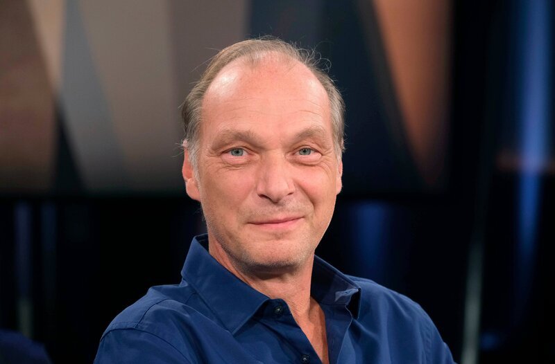 Das Konzert in der neugotischen Kirche St. Cornelius in Dülken stimmt auf das Weihnachtsfest ein - mit traditionellen deutschen Weihnachtsliedern, internationalen Klassikern und festlichen Orchesterwerken; Mitwirkender u.a.: Martin Brambach, Rezitation – Bild: WDR/IMAGO/Stephan Wallocha Das Konzert in der neugotischen Kirche St. Cornelius in Dülken stimmt auf das Weihnachtsfest ein - mit traditionellen deutschen Weihnachtsliedern, internationalen Klassikern und festlichen Orchesterwerken; Mitwirkender u.a.: Martin Brambach, Rezitation – Bild: WDR/IMAGO/Stephan Wallocha