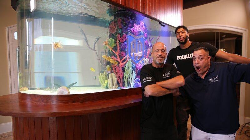 The Guys and Anthony hang out by the tank. – Bild: Discovery Communications