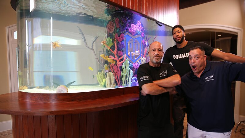 The Guys and Anthony hang out by the tank. – Bild: Discovery Communications