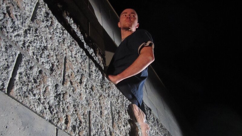 Johnson climbing out the cell window. – Bild: Investigation Discovery /​ photo bank 30593_ep504_016