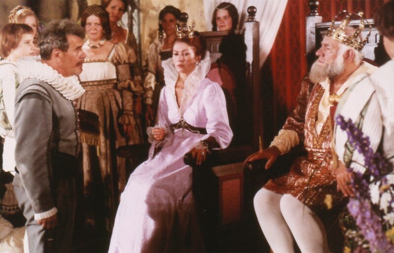 Der hartherzige König (Günter Grabbert) befiehlt in Gegenwart der Königin (Renate Blume-Reed), den jungen Prinzen hereinzuführen. – Bild: RBB/​DRA/​Jörg Erkens