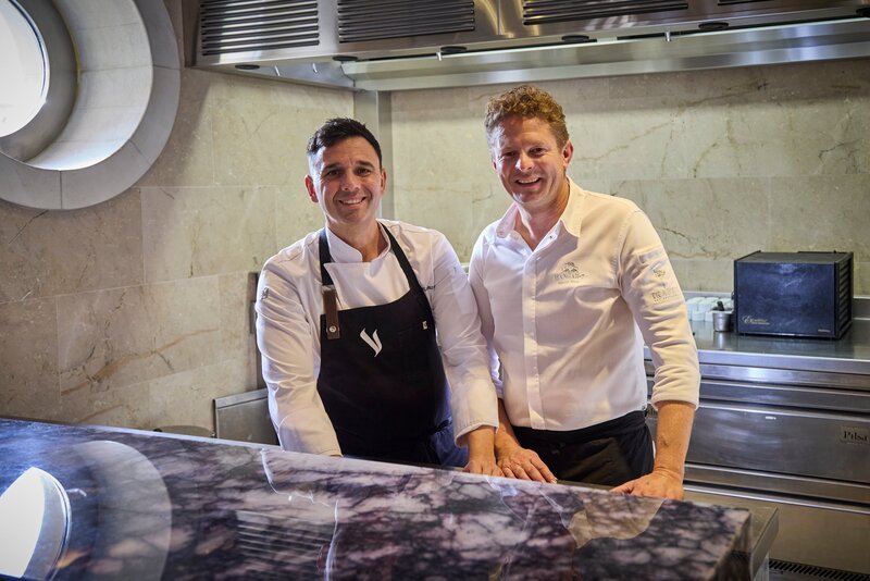 v.li.: Álvaro Salazar (Gastkoch) und Martin Klein – Bild: Red Bull Hangar-7 /​ Helge Kirchberger /​ www.redbullmediahouse.com /​ Helge Kirchberger Photography /​ Red Bull Content Pool