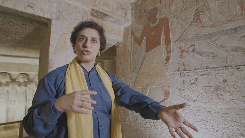 Die Ägyptologin Prof. Salima Ikram in einem königlichen Grab in der Nekropole von Gizeh. – Bild: PERNEL MEDIA – THE HISTORY CHANNEL