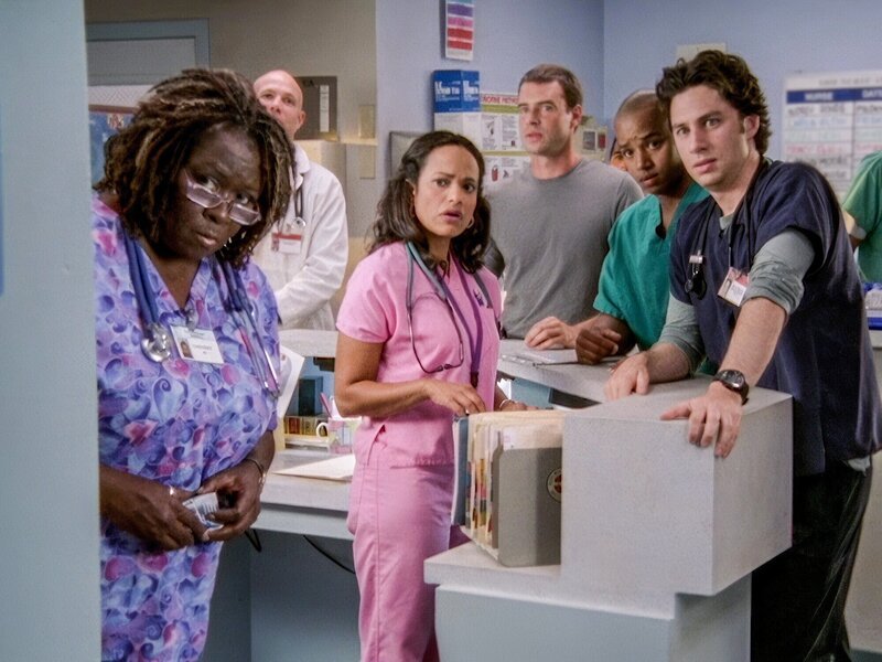 (v.li.): Aloma Wright (Nurse Roberts), Judy Reyes (Carla Espinosa), Scott Foley (Sean), Donald Faison (Chris Turk), Zach Braff (John ‚J.D.‘ Dorian). – Bild: ORF/​Disney