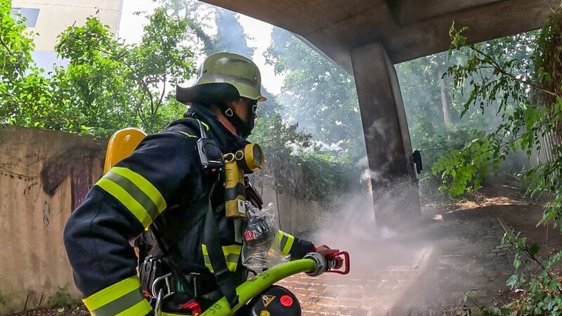 Steve extinguishes the fire – Bild: Warner Bros. Discovery, Inc. or its subsidiaries and affiliates