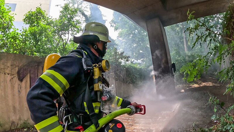 Steve extinguishes the fire – Bild: Warner Bros. Discovery, Inc. or its subsidiaries and affiliates