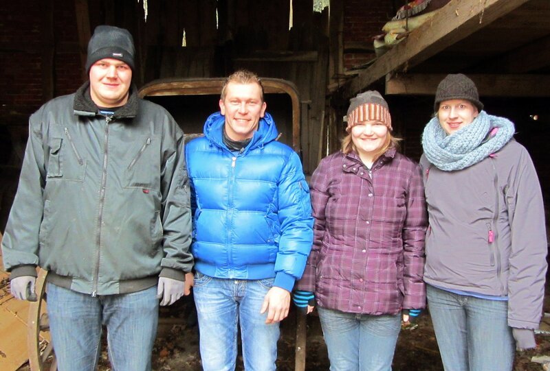 Foto, v.l.i.: Jürgen, Trödelexperte Otto Schulte, Kirsten und Kerstin – Bild: RTL II