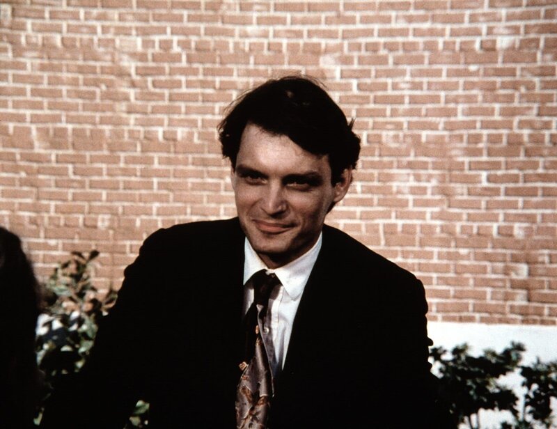 Der Zeichenlehrer Joshua Williams (David Selby) ist von seiner Schülerin Olivia Walton ganz hingerissen … – Bild: Sat.1 Gold