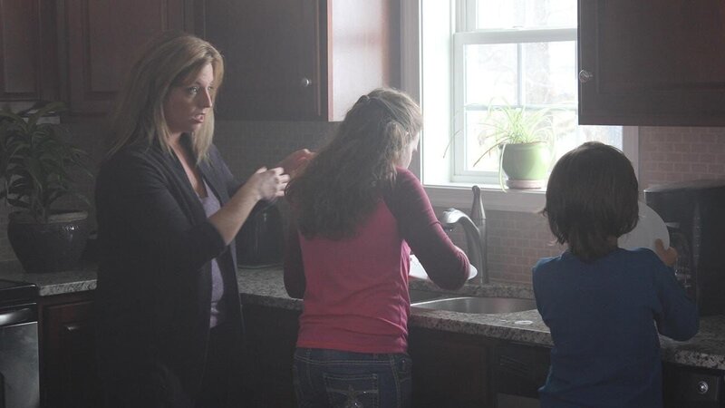 A recreation of Anita berating Sephanie and Eric while doing dishes. – Bild: Discovery Communications