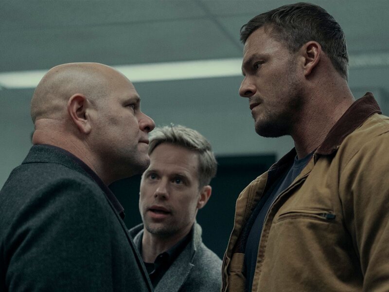 L-R: Gaitano ‚Guy‘ Russo (Domenick Lombardozzi), David O’Donnell (Shaun Sipos), and Jack Reacher (Alan Ritchson) – Bild: PH Select