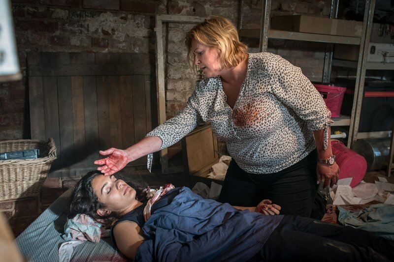 Bei der Suche nach zwei Bankräubern geraten Olivia Fareedi (Nilam Farooq, l.) und Dagmar Schnee (Petra Kleinert, r.) in eine Falle. Olivia wird dabei schwer verletzt. – Bild: ZDF /​ Uwe Frauendorf