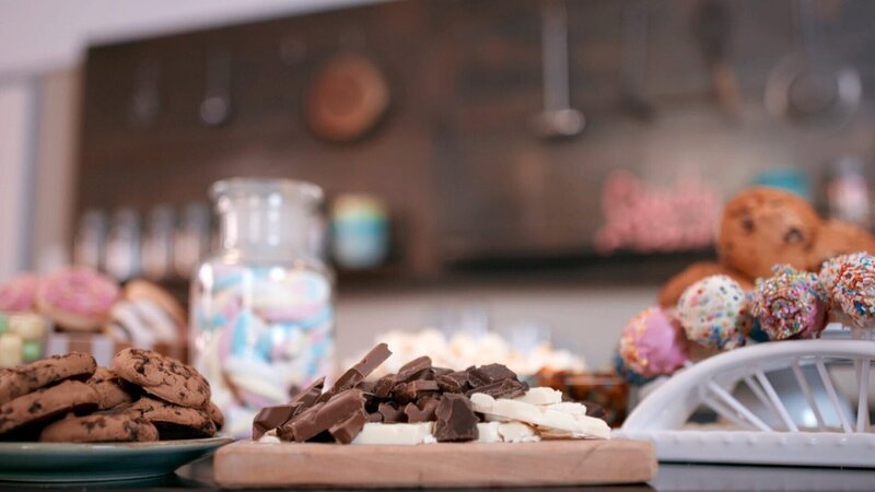 Schokolade und Muffins. – Bild: ORF/​ZDF