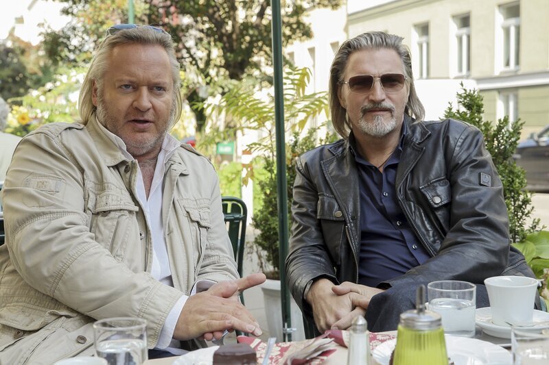 Oberstleutnant Helmuth Nowak (Gregor Seberg, l.) und Major Carl Ribarski (Stefan Jürgens, r.) besprechen in einem Cafe die weiteren Ermittlungsschritte. – Bild: ORF 1