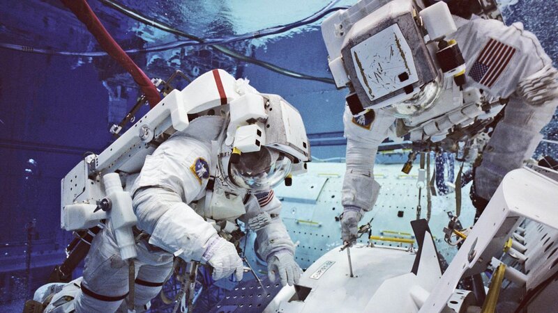 Das Gefühl der Schwerelosigkeit lässt sich am besten unter Wasser nachempfinden. Astronauten trainieren das Fortbewegen und Arbeiten ohne Einwirkung der Schwerkraft daher in speziellen Trainingsbecken. – Bild: WeltN24 GmbH
