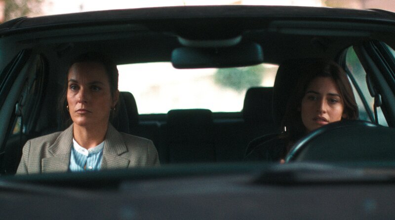 Hauptkommissarin Maria Melnik (Deleila Piasko, re.) erklärt Knastpsychologin Hannah Weber (Ann Sophie Heier, li.), was passiert ist. – Bild: ARD Degeto Film/​Pantaleon Films GmbH/​Repro