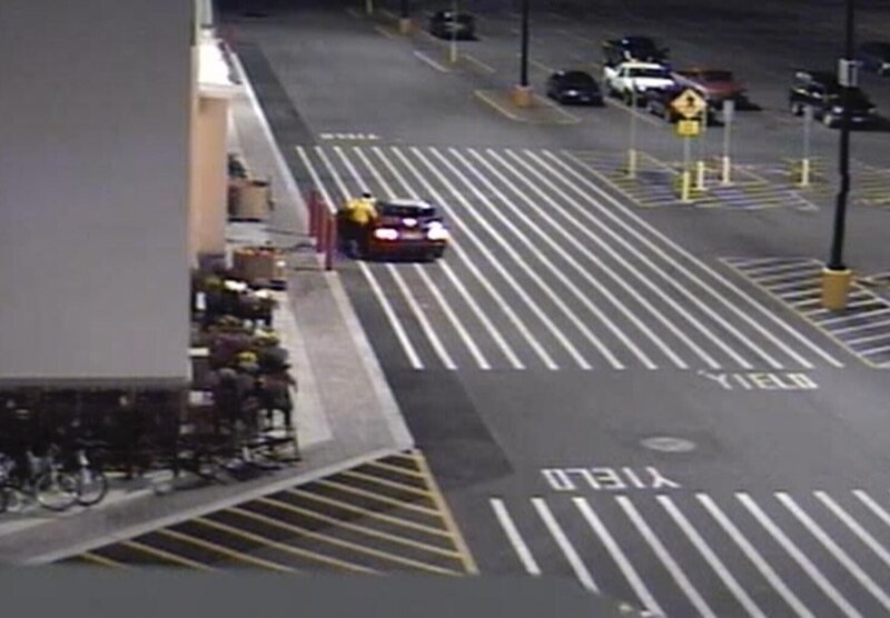 Überwachungskamera-Aufnahme: Timothy Smith steigt in ein schwarzes Auto vor Walmart ein. – Bild: RTL /​ Arrow International Media