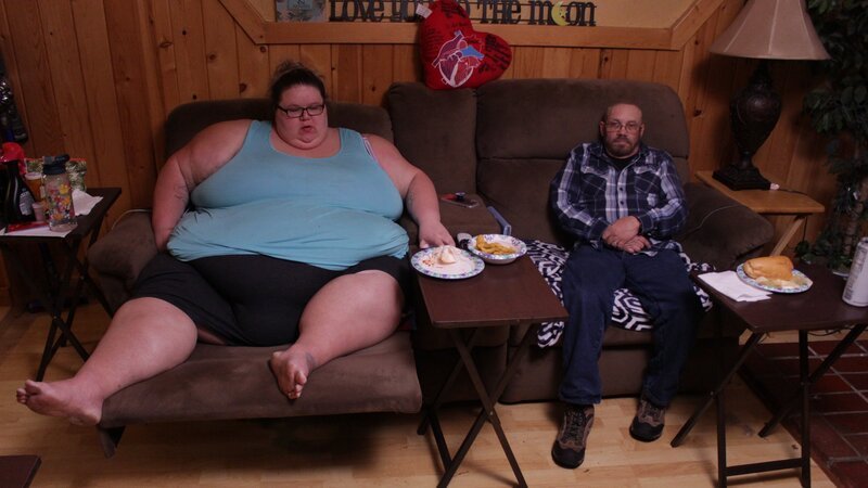Bri and husband eating on recliners. – Bild: Discovery Communications