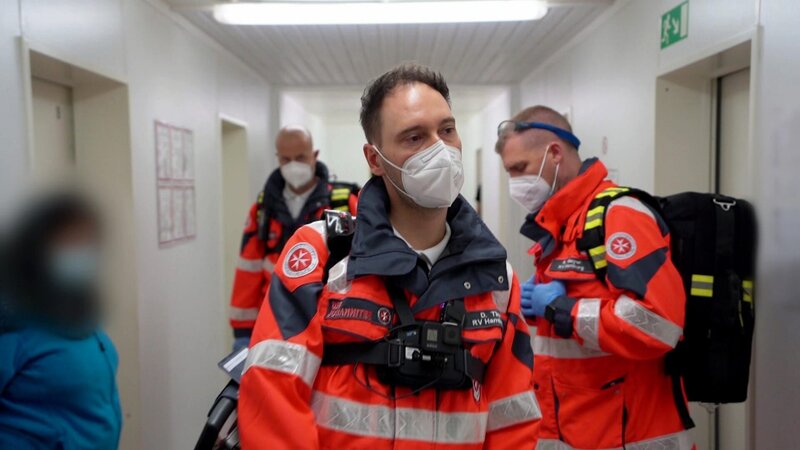 In der Nachtschicht werden Daniel Tim und Matthias Vollmer zu einem Einsatz in ein Asylantenheim gerufen. Sie finden einen Suizidversuch vor, doch die Sprachbarriere erschwert ihnen die Arbeit. – Bild: RTLZWEI