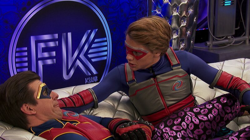 L-R: Captain Man /​ Ray Manchester (Cooper Barnes), Henry Hart (Jace Norman) – Bild: ViacomCBS
