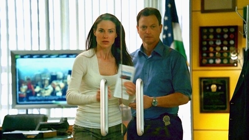 Im Kriminallabor löst eine schwefelige Substanz einen Alarm aus. Dr. Peyton Driscoll (Claire Forlani) und Detective Mac Taylor (Gary Sinise) ahnen Schlimmes. – Bild: RTL Crime