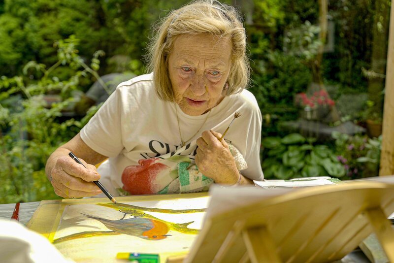Ulrike Eichler beim Malen – Bild: ServusTV /​ Florian Guthknecht /​ Pietro Fiorito
