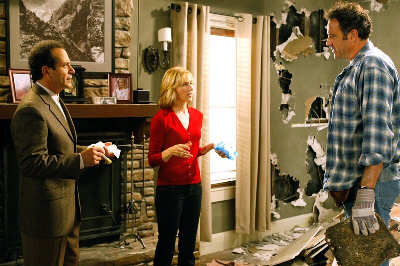 Der Allround-Handwerker Jake (Brad Garrett, r.) öffnet Monk (Tony Shalhoub, l.) und Natalie (Traylor Howard, M.) die Augen und macht ihnen klar, dass das Haus, das Monk gekauft hat, umfangreich renoviert werden muss … – Bild: ORF/​Universal