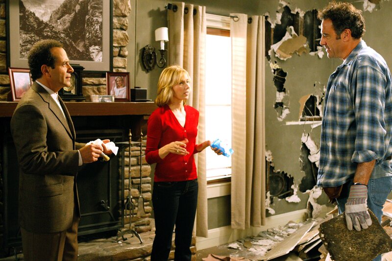 Der Allround-Handwerker Jake (Brad Garrett, r.) öffnet Monk (Tony Shalhoub, l.) und Natalie (Traylor Howard, M.) die Augen und macht ihnen klar, dass das Haus, das Monk gekauft hat, umfangreich renoviert werden muss … – Bild: ORF/​Universal