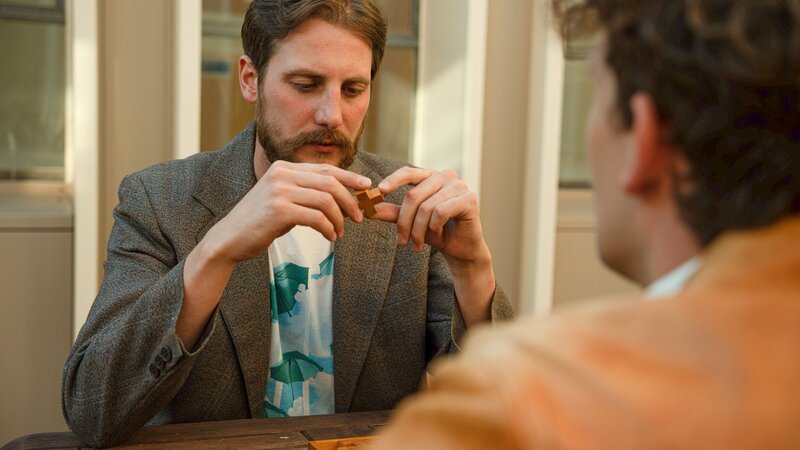 Der Mann beobachtet die Figur. – Bild: THE HISTORY CHANNEL /​ A+E Networks