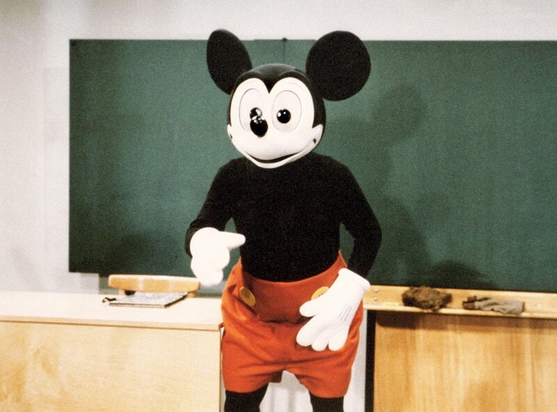 So sieht Lehrer Adam (Antonin Lohnisky) aus, wenn seinen Schülern ein Zauberring zur Verfügung steht. – Bild: WDR