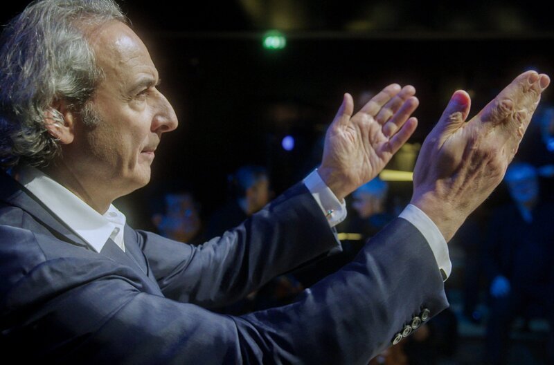 Mit zwei Oscars sowie mehreren Césars, Golden Globes, BAFTAs und Grammys zählt Alexandre Desplat zu den derzeit erfolgreichsten Filmkomponisten.; Zur ARTE-Sendung Von Paris nach Hollywood: Alexandre Desplat Mit dem Orchestre de Paris Mit zwei Oscars sowie mehreren Césars, Golden Globes, BAFTAs und Grammys zählt Alexandre Desplat zu den derzeit erfolgreichsten Filmkomponisten. © Oléo films 2025 Foto: ARTE F Honorarfreie Verwendung nur im Zusammenhang mit genannter Sendung und bei folgender Nennung „Bild: Sendeanstalt/​Copyright“. Andere Verwendungen nur nach vorheriger Absprache: ARTE-Bildredaktion, Silke Wölk Tel.: +33 3 90 14 22 25, E-Mail: bildredaktion@arte.tv – Bild: Oléo films