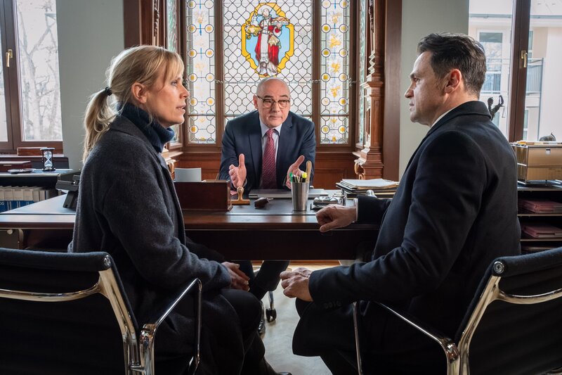 Ina (Melanie Marschke, l.) erbittet Hilfe bei Richter Wolfgang Keller (Thomas Dehler, M.) und Staatsanwalt Binz (Michael Rotschopf, r.). – Bild: ZDF und Steffen Junghans