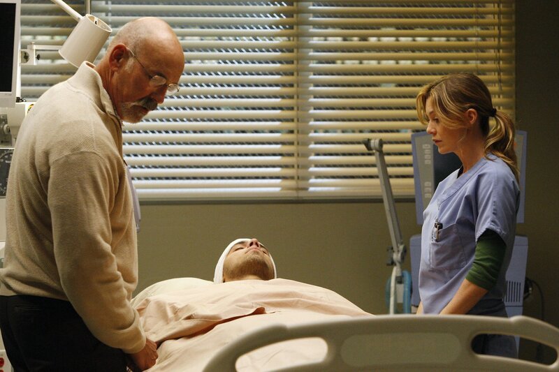 Meredith (Ellen Pompeo, r.) will Darren (Benny Ciaramello, M.) und Todd die Gelegenheit geben, vor der OP noch kurz zusammen zu sein, doch Darren will seinen Vater (John M. Jackson, l.) nicht noch mehr enttäuschen … – Bild: 2008 American Broadcasting Companies, Inc. All rights reserved. NO ARCHIVE. NO RESALE. /​ Vivian Zink Lizenzbild frei