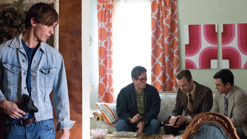 Tony Snyder eavesdropping on conversation of Detective Campbell, Detective Voyles and Doug Steele. – Bild: Discovery Communications