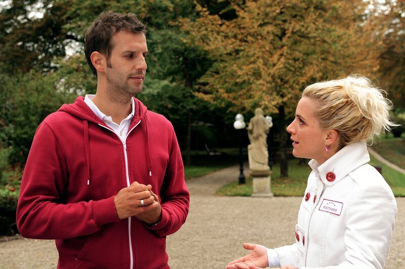 Tanja (Judith Hildebrandt, r.) will wissen, was Nils (Florian Stadler, l.) bei Rosalie herausgeschlagen hat. – Bild: ARD/​Ann Paur