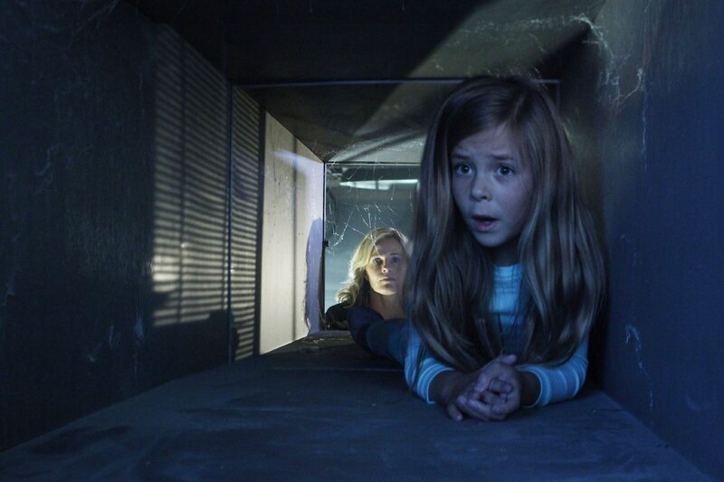 Julie (Elisabeth Shue, hinten) konnte D.B. Russell’s Enkelin Kaitlyn (Mia Hays) dazu bringen, für ihre Flucht in einen Lüftungsschacht zu krabbeln, um ins Freie zu gelangen … – Bild: RTL /​ CBS
