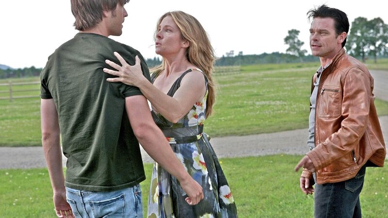 Ty (Graham Wardle, l.) will um jeden Preis verhindern, dass seine Mutter Lily (Megan Follows) wieder in die Hände seines kriminellen Stiefvaters Wade (Ian Tracey) gerät. – Bild: MG RTL D