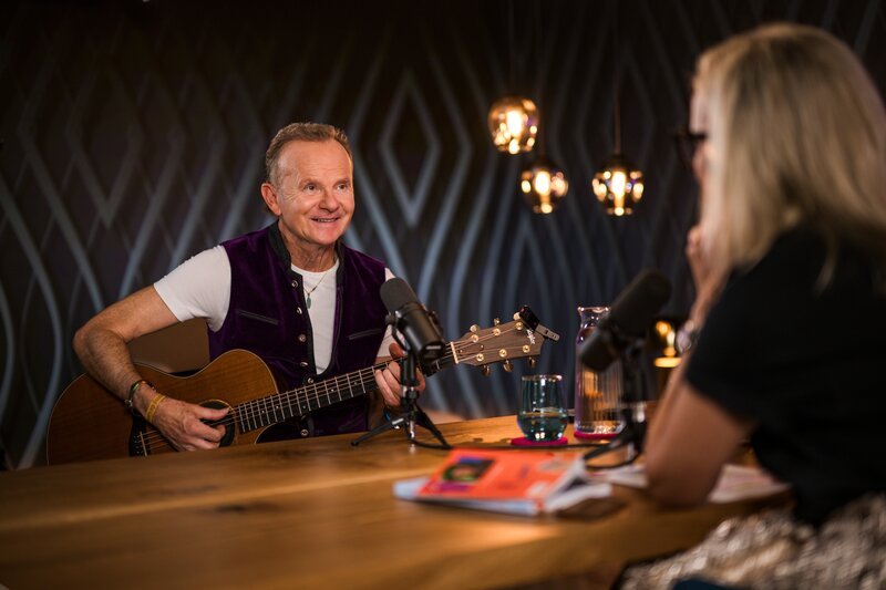 Monika Gruber und Willy Astor während ServusTVs „Die Gruaberin – Vodcast“ in Salzburg, Österreich am 23. September 2025. – Bild: ServusTV /​ Sebastian Marko