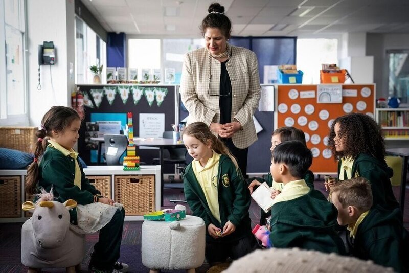 Lola (Maila Latukefu, l. sitzend); Mrs. Allen (Georgina Naidu, stehend) – Bild: Sat.1 emotions